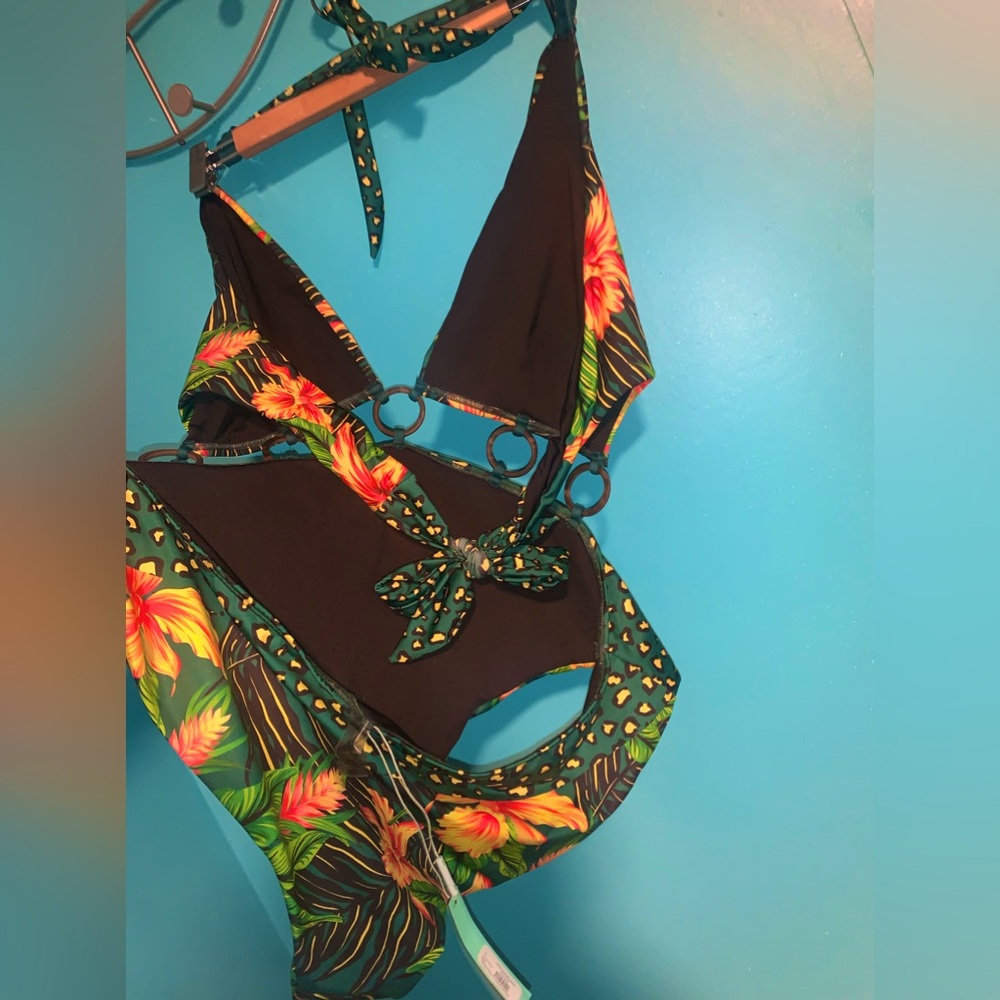 BRAND NEW ONE PIECE FLORAL SWIMSUIT WITH WOODEN RINGS - Picture 12 of 13